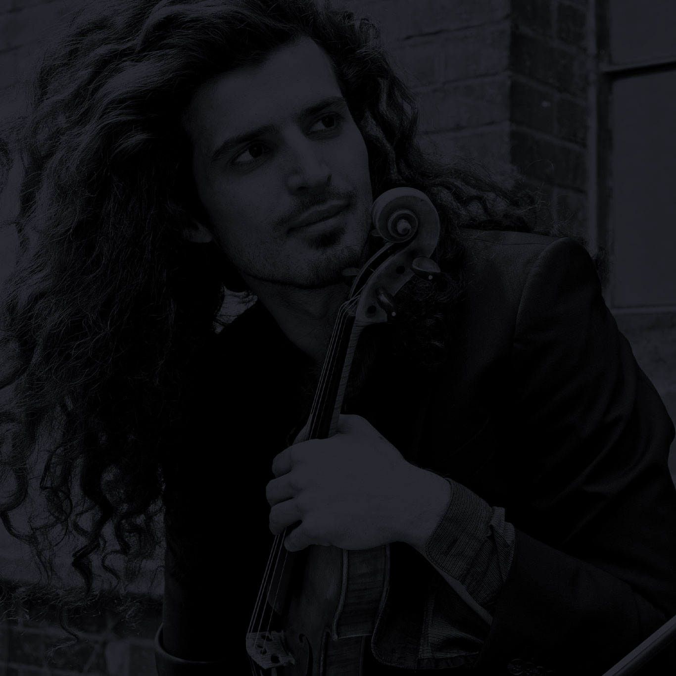 Puschan Mousavi Malvani spielt Geige